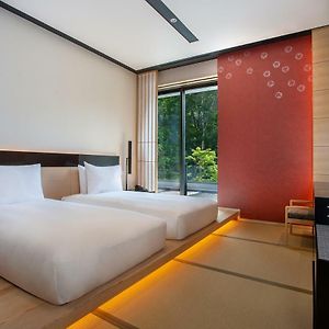 Deluxe Corner Suite